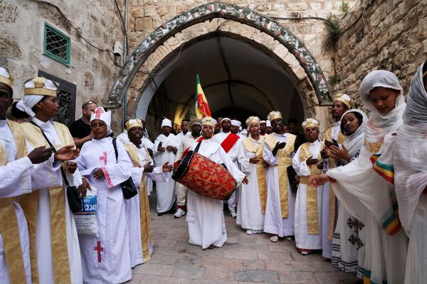 Crentes ortodoxos etíopes tocam música ao participarem da tradicional cerimônia ortodoxa do Fogo Sagrado, na Basílica do Santo Sepulcro, em Jerusalém - Sputnik Brasil