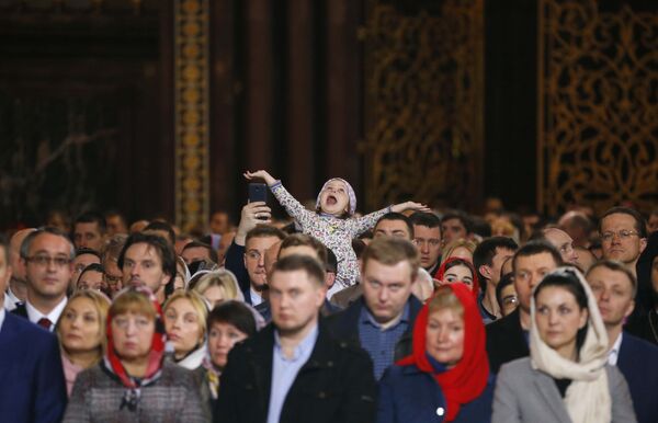 Pessoas participam da missa da Páscoa na Catedral de Cristo Salvador, em Moscou - Sputnik Brasil