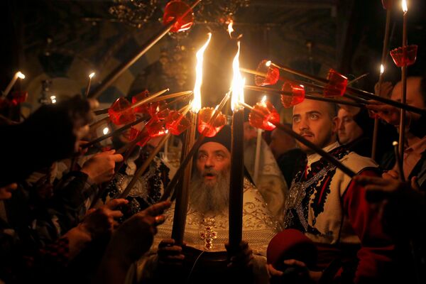 Sacerdote preside à missa ortodoxa da Páscoa na Macedônia - Sputnik Brasil