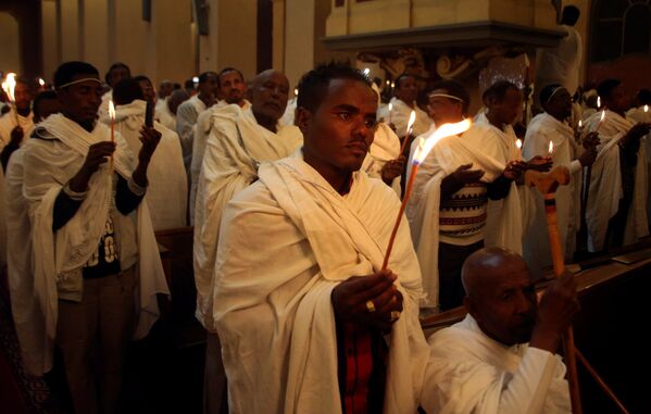 Crente ortodoxo toma parte da missa pascal na Catedral da Santíssima Trindade, na Etiópia - Sputnik Brasil