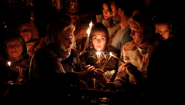 Crentes acendem velas durante a missa pascal na Catedral Ortodoxa Grega de São Jorge, em Istanbul - Sputnik Brasil
