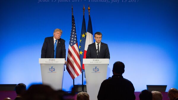 Donald Trump, presidente dos EUA, à esquerda, e Emmanuel Macron, presidente da França, à direita, durante uma conferência em Paris. - Sputnik Brasil