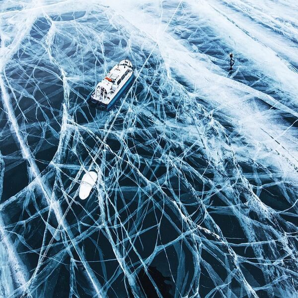 Barco nas águas congeladas do lago Baikal - Sputnik Brasil
