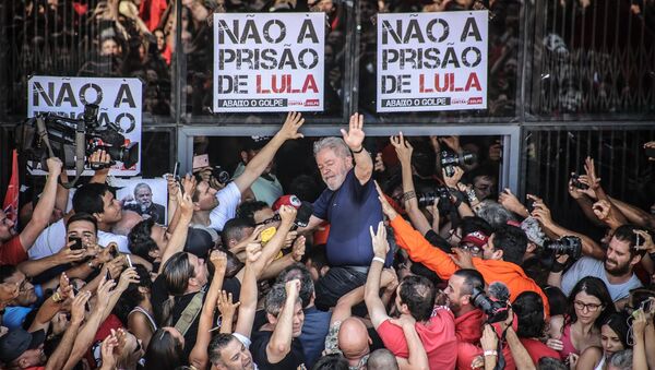Lula acena para a miltância no Sindicato dos Metalúrgicos, em São Bernardo do Campo - Sputnik Brasil