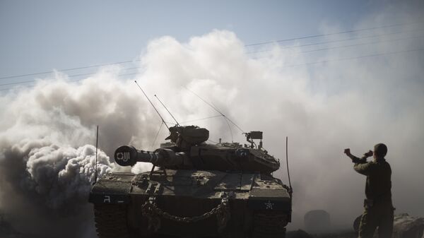 Soldado e tanques israelenses perto da fronteira com a Síria (foto de arquivo) - Sputnik Brasil