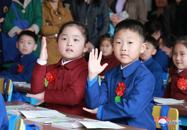 Alunos de uma escola norte-coreana, 2 de abril de 2018 - Sputnik Brasil