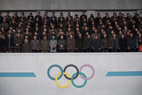 Espectadores nas arquibancadas durante maratona em Pyongyang, 8 de abril de 2018 - Sputnik Brasil
