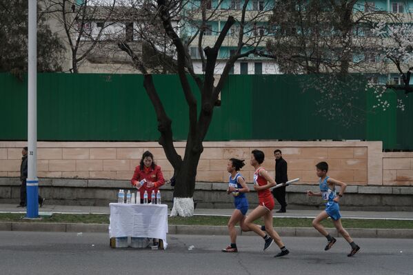 Participantes da maratona anual em Pyongyang, 8 de abril de 2018 - Sputnik Brasil