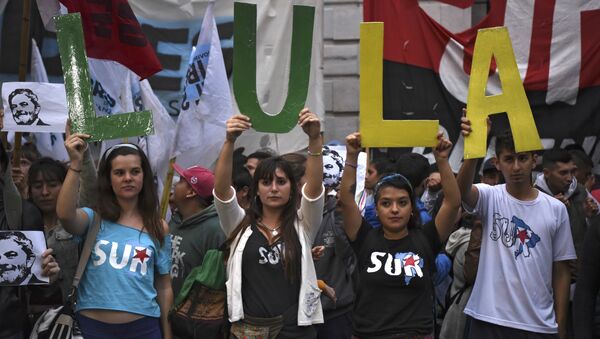 Pessoas seguram letras com nome de “Lula” como manifestação contra a detenção do ex-presidente do Brasil, Luiz Inácio Lula da Silva (2003-2011) em frente à embaixada brasileira em Buenos Aires, Argentina, 6 de abril de 2018 - Sputnik Brasil