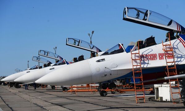 Caças multifuncionais Su-30SM da esquadrilha de acrobacia aérea Russkie Vityazy participam do ensaio da parte aérea da 73ª Parada da Vitória que se realizará na Praça Vermelha, em Moscou, em 9 de maio de 2018 - Sputnik Brasil