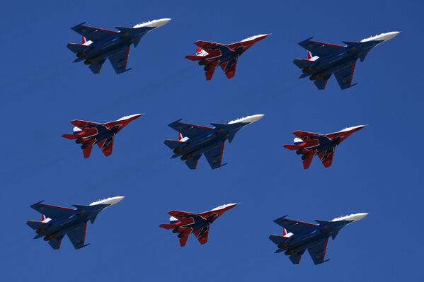 Caças multifuncionais Su-30SM da esquadrilha de acrobacia aérea Russkie Vityazy e caças multifuncionais MiG-29 da esquadrilha de acrobacia aérea Strizhy participam do ensaio da parte aérea da 73ª Parada da Vitória que se realizará na Praça Vermelha, em Moscou, em 9 de maio de 2018 - Sputnik Brasil