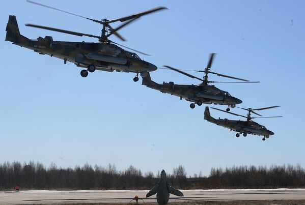 Helicópteros de assalto Ka-52 Alligator participam do ensaio da parte aérea da 73ª Parada da Vitória que se realizará na Praça Vermelha, em Moscou, em 9 de maio de 2018 - Sputnik Brasil