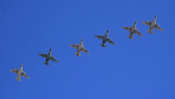 Aviões de ataque ao solo Su-25 participam do ensaio da parte aérea da 73ª Parada da Vitória que se realizará na Praça Vermelha, em Moscou, em 9 de maio de 2018 - Sputnik Brasil