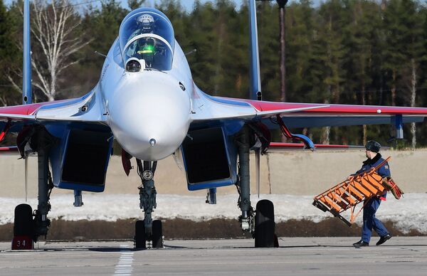 Caça multifuncional Su-30SM do grupo de alta pilotagem Russkie Vityazy participa do ensaio da parte aérea da 73ª Parada da Vitória que se realizará na Praça Vermelha, em Moscou, em 9 de maio de 2018 - Sputnik Brasil