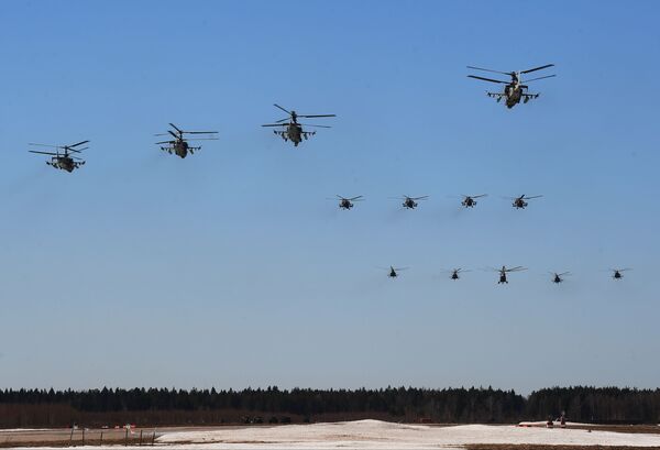Helicópteros de assalto Ka-52 Alligator (em primeiro plano) participam do ensaio da parte aérea da 73ª Parada da Vitória que se realizará na Praça Vermelha, em Moscou, em 9 de maio de 2018 - Sputnik Brasil
