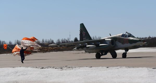 Avião de ataque ao solo Su-25 aterrissa após participar do ensaio da parte aérea da 73ª Parada da Vitória que se realizará na Praça Vermelha, em Moscou, em 9 de maio de 2018 - Sputnik Brasil
