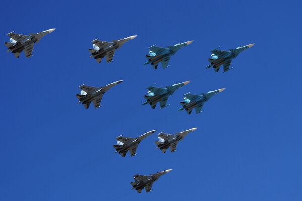 Grupo de caças Su-30 e Su-35 e caças-bombardeiros Su-34 participam do ensaio da parte aérea da 73ª Parada da Vitória que se realizará na Praça Vermelha, em Moscou, em 9 de maio de 2018 - Sputnik Brasil