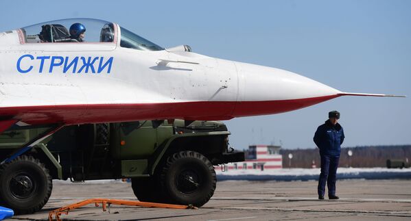 Caça multifuncional MiG-29 da esquadrilha de acrobacia aérea Strizhy participa do ensaio da parte aérea da 73ª Parada da Vitória que se realizará na Praça Vermelha, em Moscou, em 9 de maio de 2018 - Sputnik Brasil