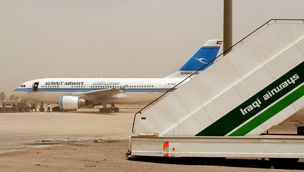 A Kuwait Airways airplane is refuelled at Baghdad International Airport on Sunday, May 18, 2003. - Sputnik Brasil