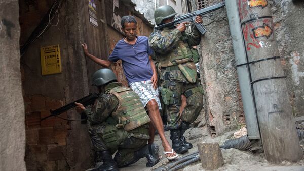 Homem desvia de militares na Rocinha. - Sputnik Brasil