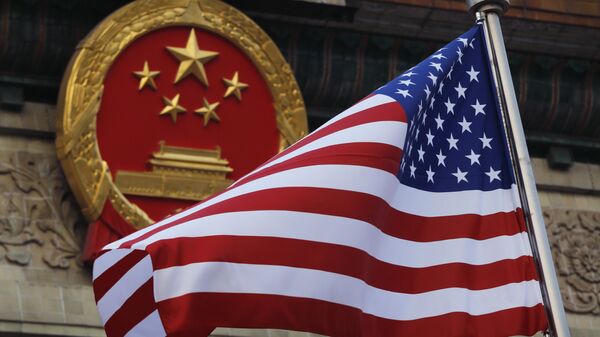 Bandeira dos EUA junto a emblema nacional da China (foto de arquivo) - Sputnik Brasil