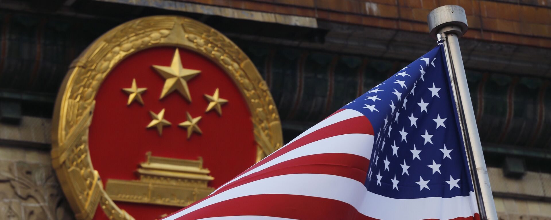 Bandeira dos EUA junto a emblema nacional da China (foto de arquivo) - Sputnik Brasil, 1920, 07.02.2023