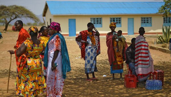 Mulheres africanas perto da assembleia de voto em Ewaso Kendo, distrito de Kajiado, Quênia, 8 de agosto de 2017 - Sputnik Brasil