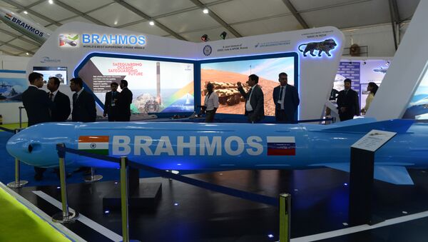Exposição do míssil BrahMos da Organização de Pesquisa e Desenvolvimento de Defesa da Índia (DRDO) na DefExpo 2018, 11 de abril de 2018 - Sputnik Brasil