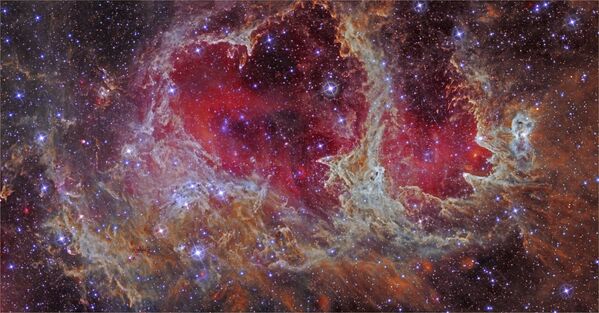 Nestas nebulosas, Alma e Coração, o grupo de estrelas à esquerda parece um coração humano e se encontra a 7.500 anos-luz do nosso planeta, na constelação de Cassiopeia, no braço de Perseus da Via Láctea - Sputnik Brasil