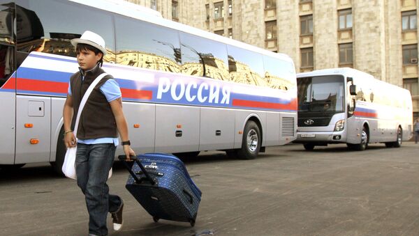 Menino passa por ônibus, nos arredores de Moscou (foto de arquivo) - Sputnik Brasil