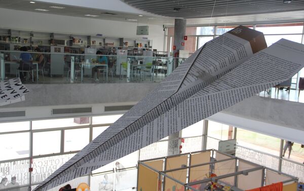 Grande avião de papel decorando o salão da BSP - Sputnik Brasil