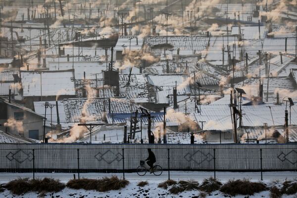 Homem de bicicleta é visto no território norte-coreano perto da fronteira chinesa - Sputnik Brasil