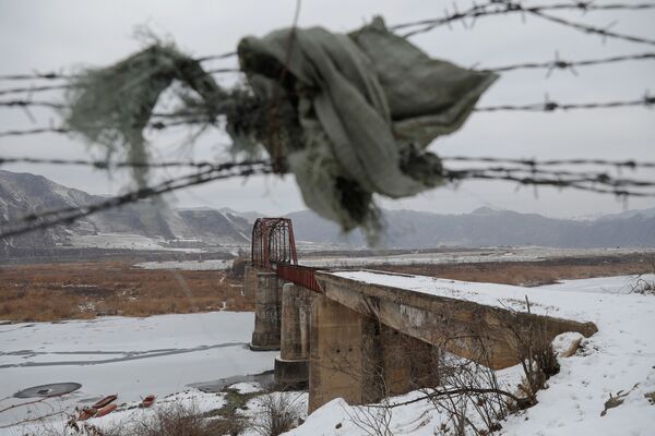 Ponte através do rio Yalu na fronteira entre a China e a Coreia do Norte - Sputnik Brasil