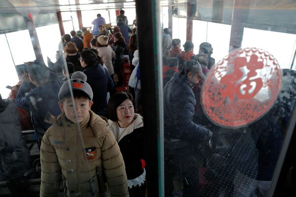 Turistas passeiam em uma lancha que parte do lado chinês da fronteira - Sputnik Brasil