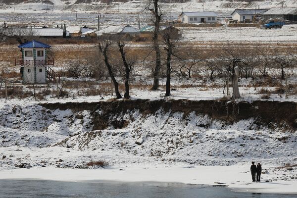 Norte-coreanos captados no rio gelado Yalu a partir da parte chinesa da fronteira - Sputnik Brasil