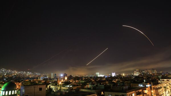Missiles streak across the Damascus skyline as the U.S. launches an attack on Syria targeting different parts of the capital, early Saturday, April 14, 2018. Syria's capital has been rocked by loud explosions that lit up the sky with heavy smoke as U.S. President Donald Trump announced airstrikes in retaliation for the country's alleged use of chemical weapons. - Sputnik Brasil