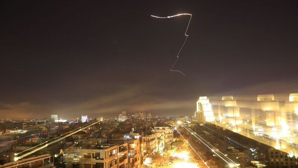Um míssil cruza o céu sobre Damasco - Sputnik Brasil