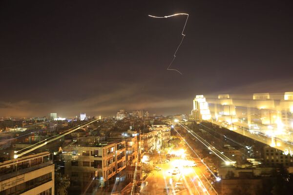 Míssil cruza o céu sobre Damasco durante o ataque norte-americano ao país, na noite entre 13 e 14 de abril - Sputnik Brasil