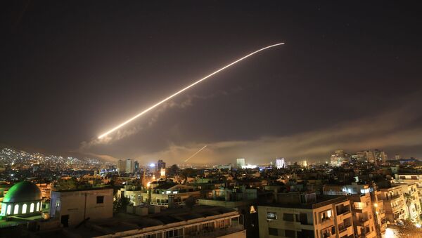 Míssil cruza o céu sobre Damasco durante o ataque norte-americano ao país - Sputnik Brasil