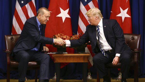 Turkey's President Recep Tayyip Erdogan, left, and US President Donald Trump shake hands prior to their meeting in New York, Thursday, Sept. 21, 2017. Erdogan is in New York for the United Nations General Assembly. - Sputnik Brasil