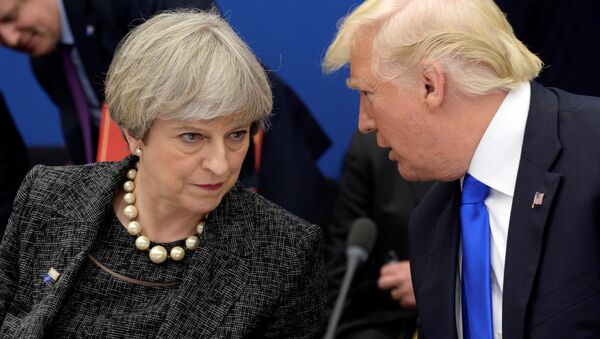 Primeira-ministra britânica, Theresa May (à esquerda), e Donald Trump, presidente dos Estados Unidos (à direita) durante um jantar de trabalho, parte de  um encontro da OTAN em Bruxelas. - Sputnik Brasil
