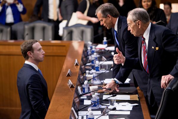 Diretor executivo do Facebook, Mark Zuckerberg (à esquerda), fala com os senadores John Tune e Chuck Grassley durante uma sessão no Capitólio - Sputnik Brasil