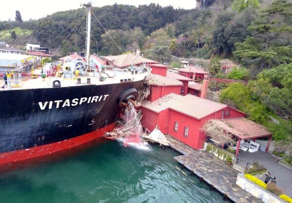 Navio-tanque choca, ao passar pelo estreito de Bósforo, contra um palacete na cidade turca de Istanbul - Sputnik Brasil