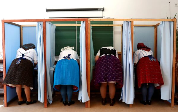 Mulheres húngaras de trajes tradicionais preenchem as cédulas eleitorais durante as legislativas - Sputnik Brasil
