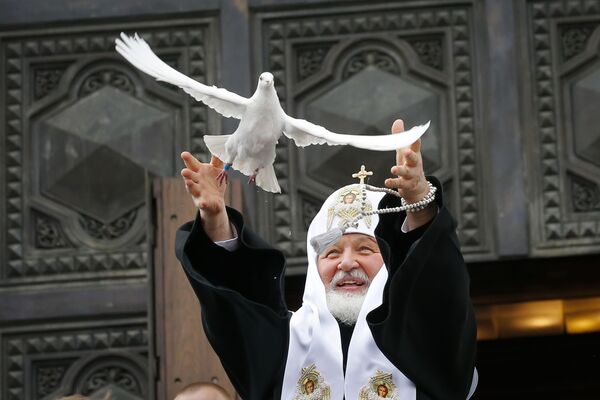 Patriarca de Moscou e toda a Rússia, Kirill, lança um pombo ao celebrar a Anunciação nas vésperas da Páscoa ortodoxa - Sputnik Brasil