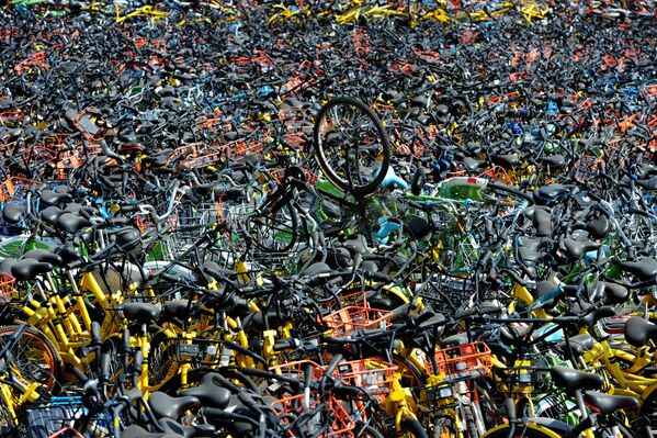 Bicicletas de vários serviços de aluguel na cidade chinesa de Wuhan - Sputnik Brasil