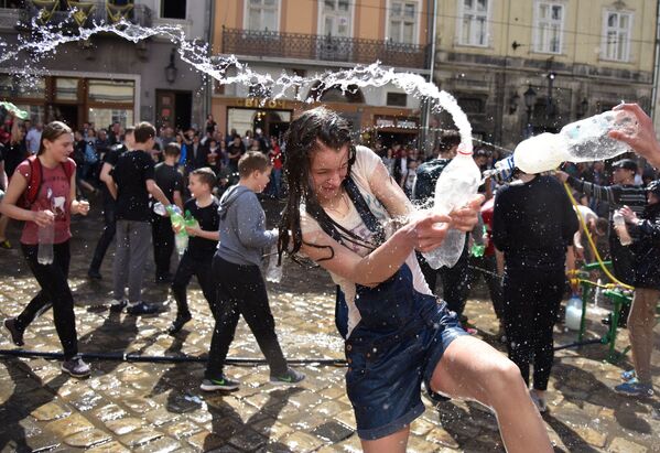 Cidadãos participam da tradição festiva de lançar água uns para os outros na cidade de Lvov - Sputnik Brasil
