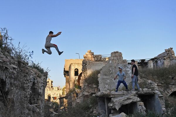 Jovens sírios praticam parkour na cidade síria de Aleppo - Sputnik Brasil