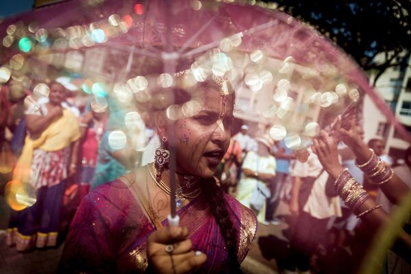Crentes de Krishna de toda a África do Sul cantam ao desfilar no festival Ratha-Yatra 2018 - Sputnik Brasil