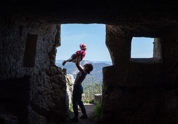 Mulher com criança no território da cidade em cavernas de Mangup, na Crimeia - Sputnik Brasil